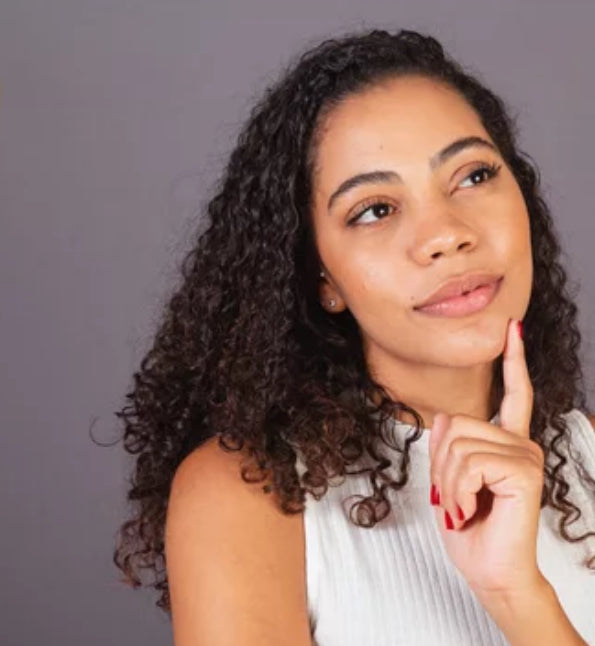 MODEL WEARING SOH LOOSE CURL HAIR EXTENSIONS