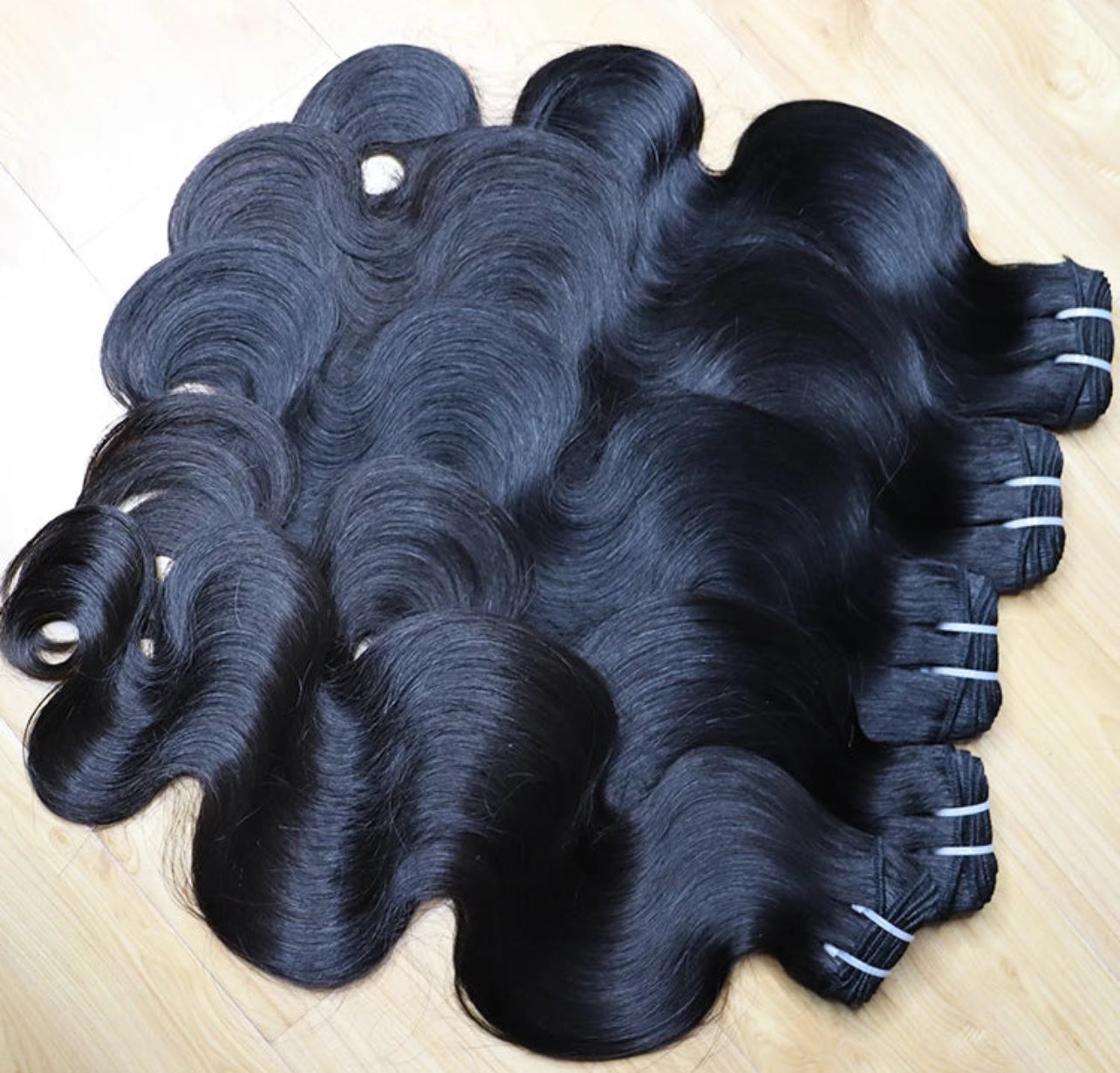Sylk Wave raw Indian hair bundles laid out – natural S-wave pattern, soft and thick from weft to ends.